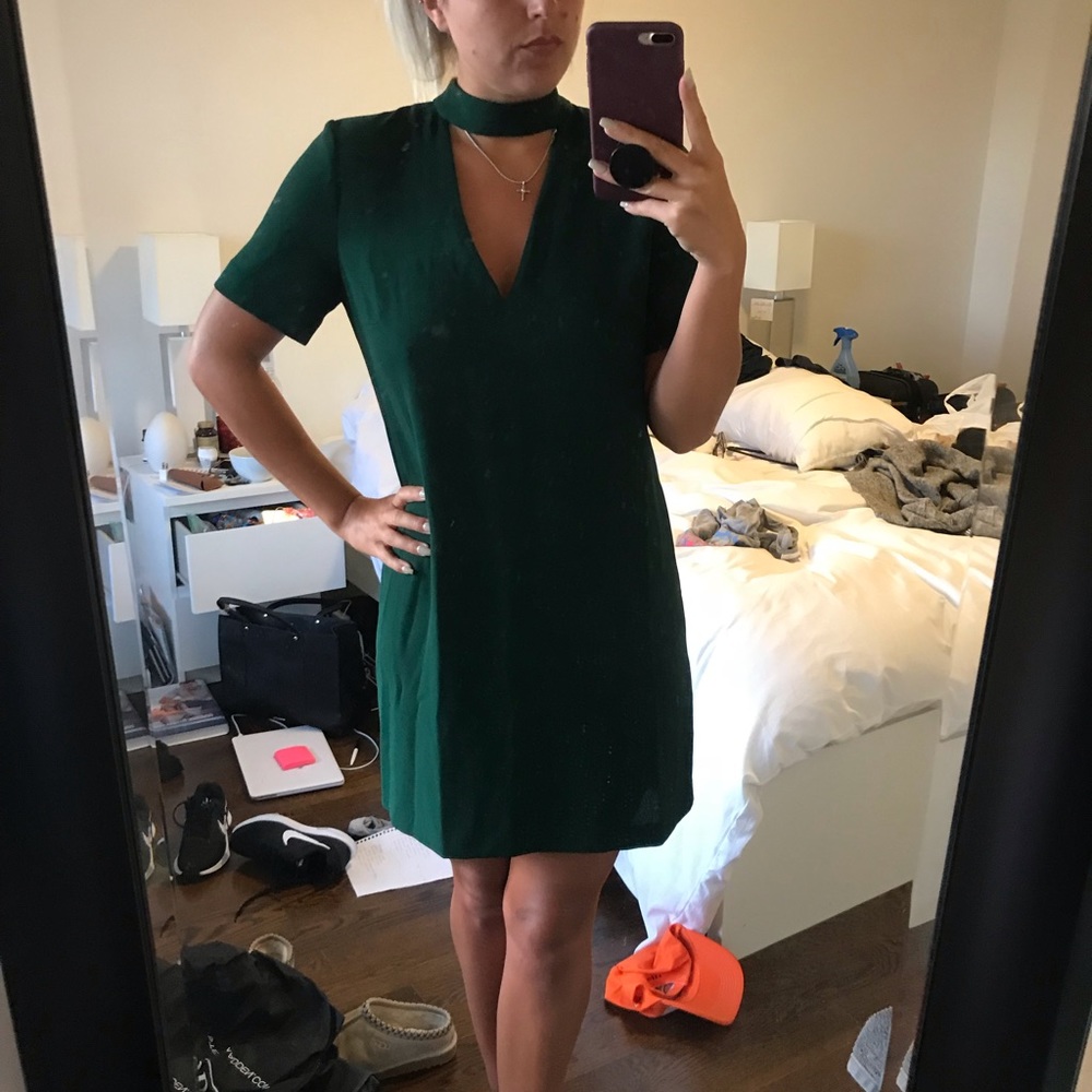 Green chocker shift dress